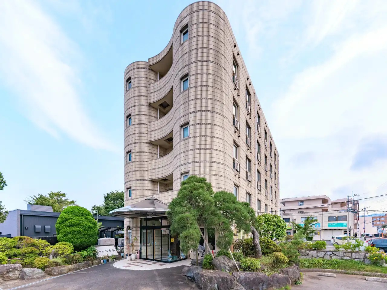 ホテル三幸園 外観